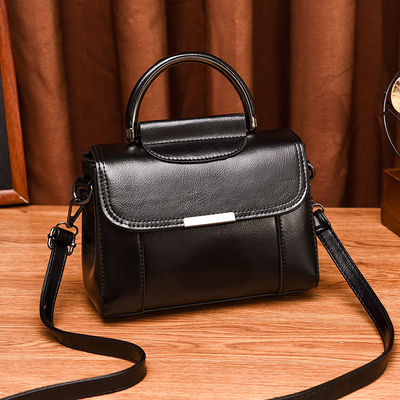 Materiale principale Borsa classica a frizione in PU semplice a colori solidi