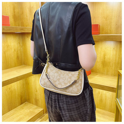 Borse in pelle per donne impermeabili e colore personalizzato in collezione estiva di tendenza