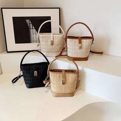 Materiale principale: Crossbody in cuoio in PU e borse da spiaggia per guardaroba femminile estiva