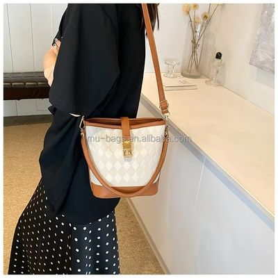 Materiale principale: Crossbody in cuoio in PU e borse da spiaggia per guardaroba femminile estiva