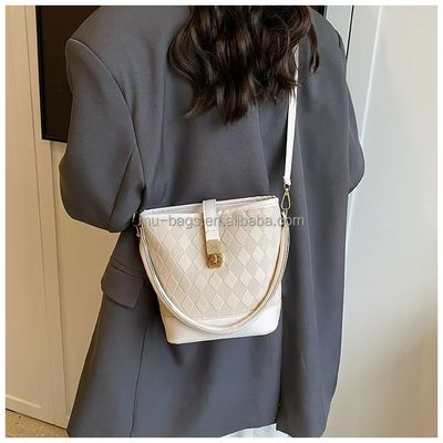 Materiale principale: Crossbody in cuoio in PU e borse da spiaggia per guardaroba femminile estiva
