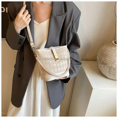 Materiale principale: Crossbody in cuoio in PU e borse da spiaggia per guardaroba femminile estiva