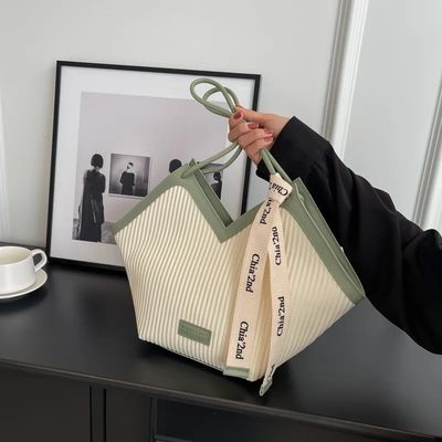Stili Tote Bag per studenti con materiale di rivestimento in cashmere e decorazione del lucchetto