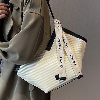 Stili Tote Bag per studenti con materiale di rivestimento in cashmere e decorazione del lucchetto