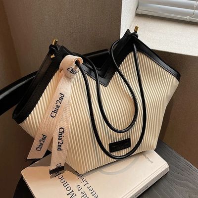 Stili Tote Bag per studenti con materiale di rivestimento in cashmere e decorazione del lucchetto