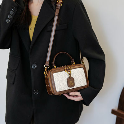 PU Retro Borsa in rilievo piccola quadrata con una lunga cintura per la spalla