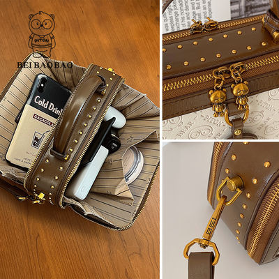 PU Retro Borsa in rilievo piccola quadrata con una lunga cintura per la spalla