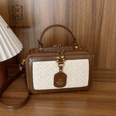 PU Retro Borsa in rilievo piccola quadrata con una lunga cintura per la spalla