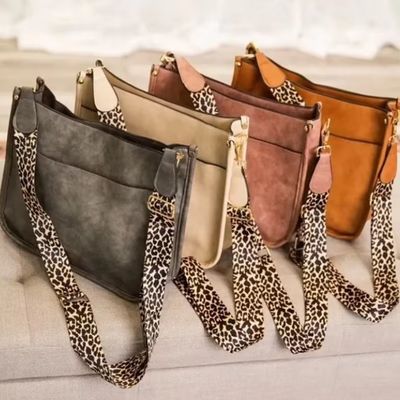 Borsa da spalla femminile in pelle vegana con cintura per chitarra e maniglia singola