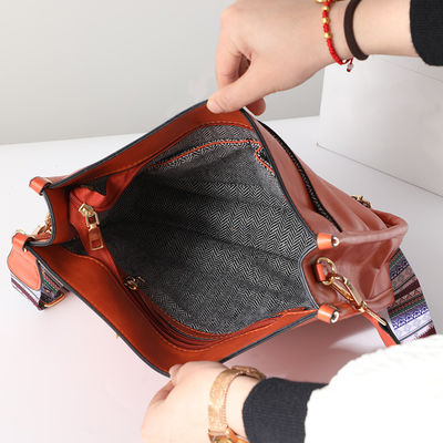 Borsa da spalla femminile in pelle vegana con cintura per chitarra e maniglia singola