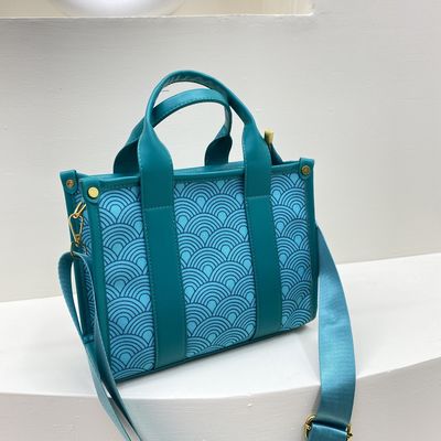 Borsa da spalla da donna con fascia larga e chiusura postale