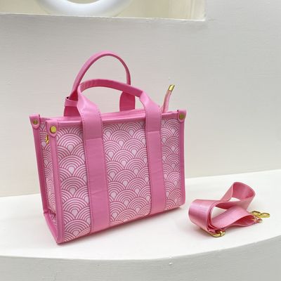 Borsa da spalla da donna con fascia larga e chiusura postale