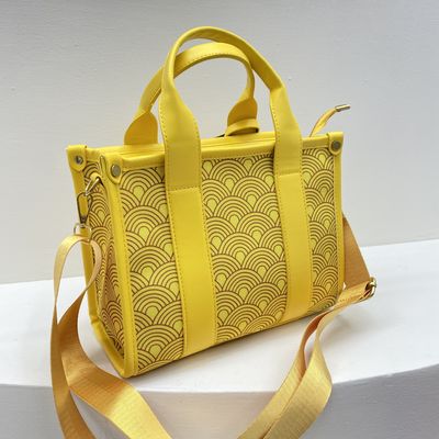 Borsa da spalla da donna con fascia larga e chiusura postale