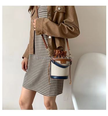 Elegante sacchetto di design di lusso per donne e ragazze con cuoio e due colori