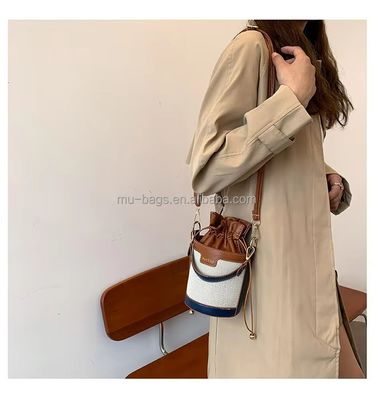 Elegante sacchetto di design di lusso per donne e ragazze con cuoio e due colori