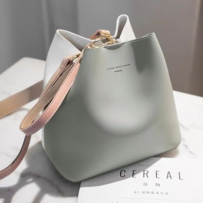 Borsa da secchio femminile estiva 2024 Contrasto colore e rilevamento del movimento per una borsa versatile