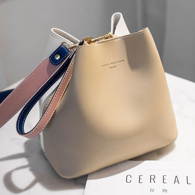 Borsa da secchio femminile estiva 2024 Contrasto colore e rilevamento del movimento per una borsa versatile