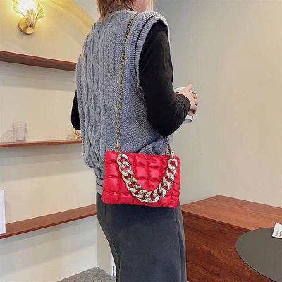 Stampa del logo personalizzata Borse in pelle in PU Borse eleganti per donne con disegno a catena