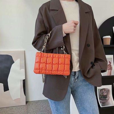 Stampa del logo personalizzata Borse in pelle in PU Borse eleganti per donne con disegno a catena