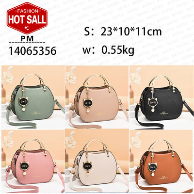 Borsa da mano da donna alla moda con spalla singola con ciondolo per gatti e chiusura a cerniera