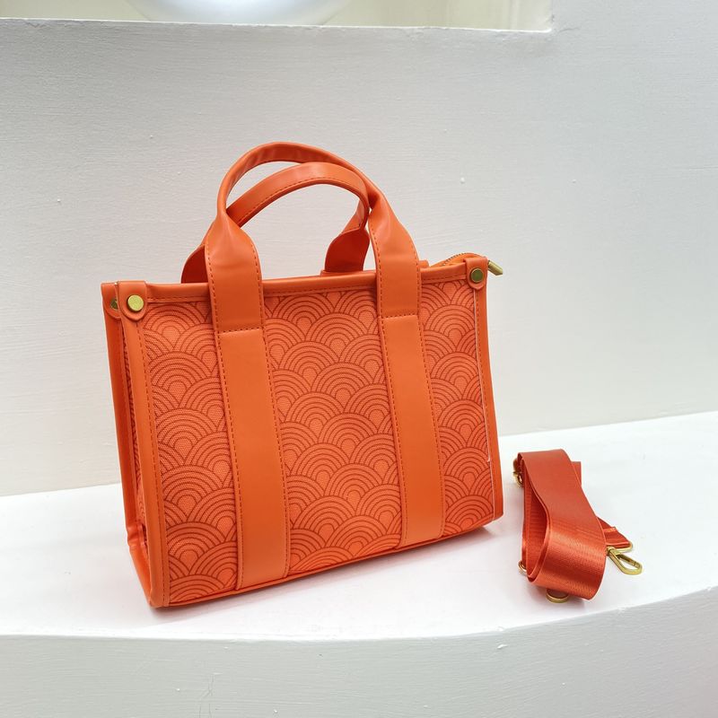 Borsa da spalla da donna con fascia larga e chiusura postale